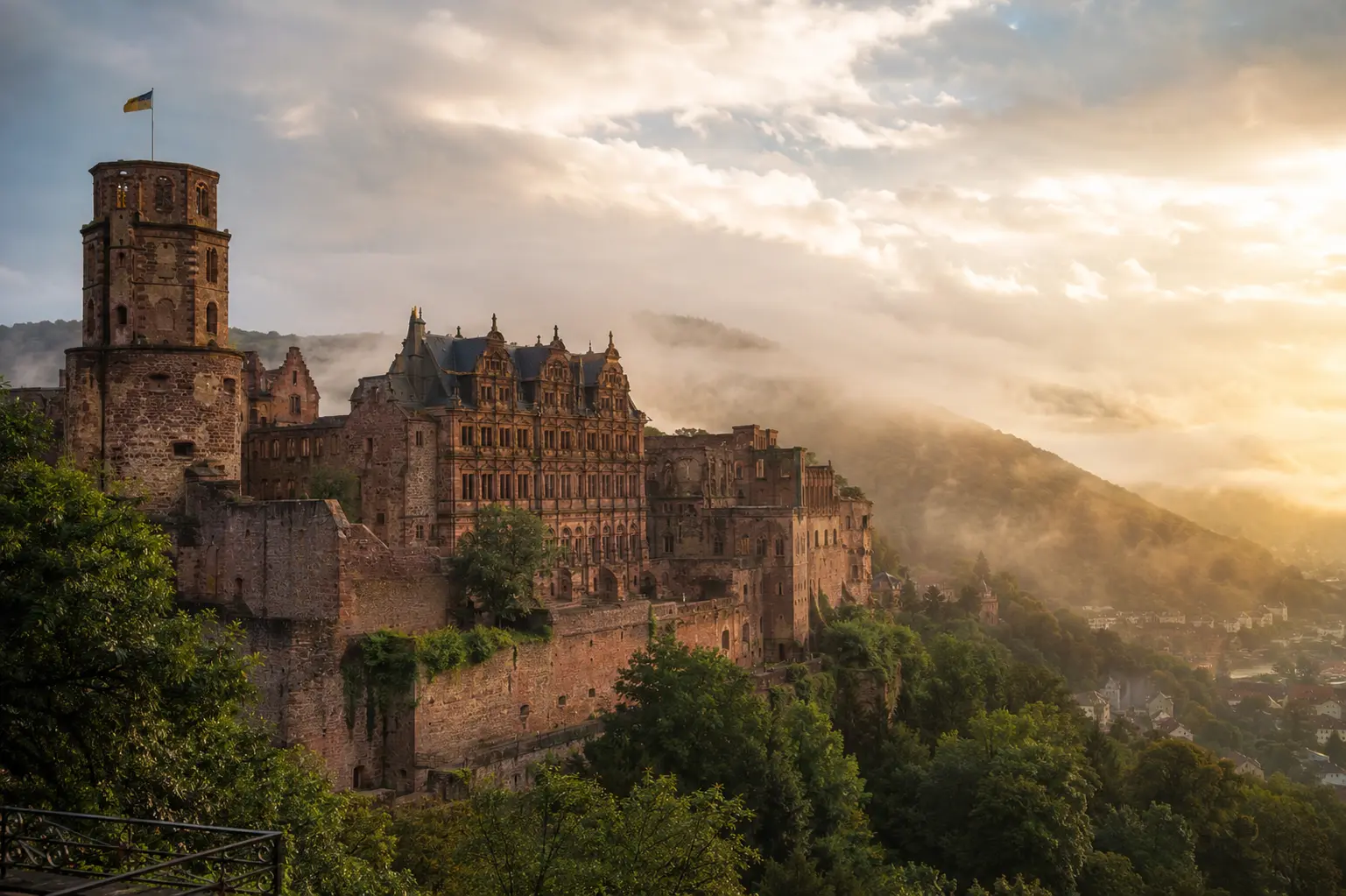 Sabah sisinde Heidelberg Kalesi ve Friedrichsbau kanadı