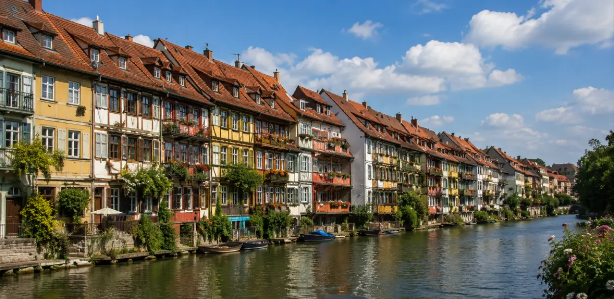Bamberg Klein Venedig (Küçük Venedik) eski balıkçı evleri Regnitz kıyısında