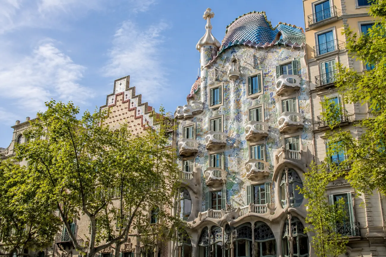 Casa Batlló’nun mozaik kaplı cephesi ve ejderha sırtını andıran çatısı, Passeig de Gràcia, Barselona