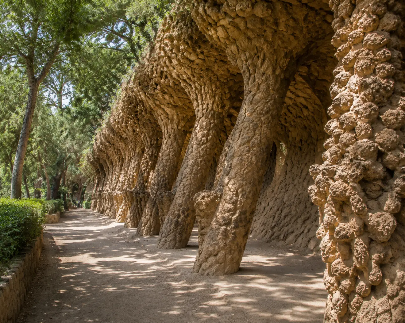 Park Güell’de eğik taş sütunların oluşturduğu üstü kapalı yürüyüş yolu, Barselona