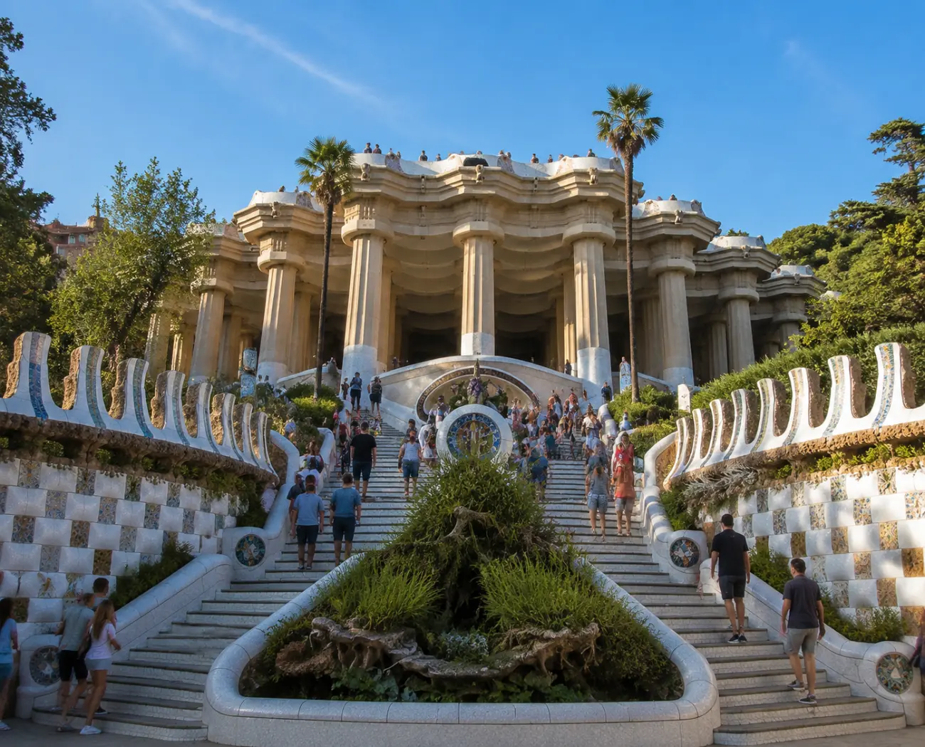 Park Güell’in ana merdiveni ve üstündeki Sütunlu Salon (Sala Hipóstila), Barselona