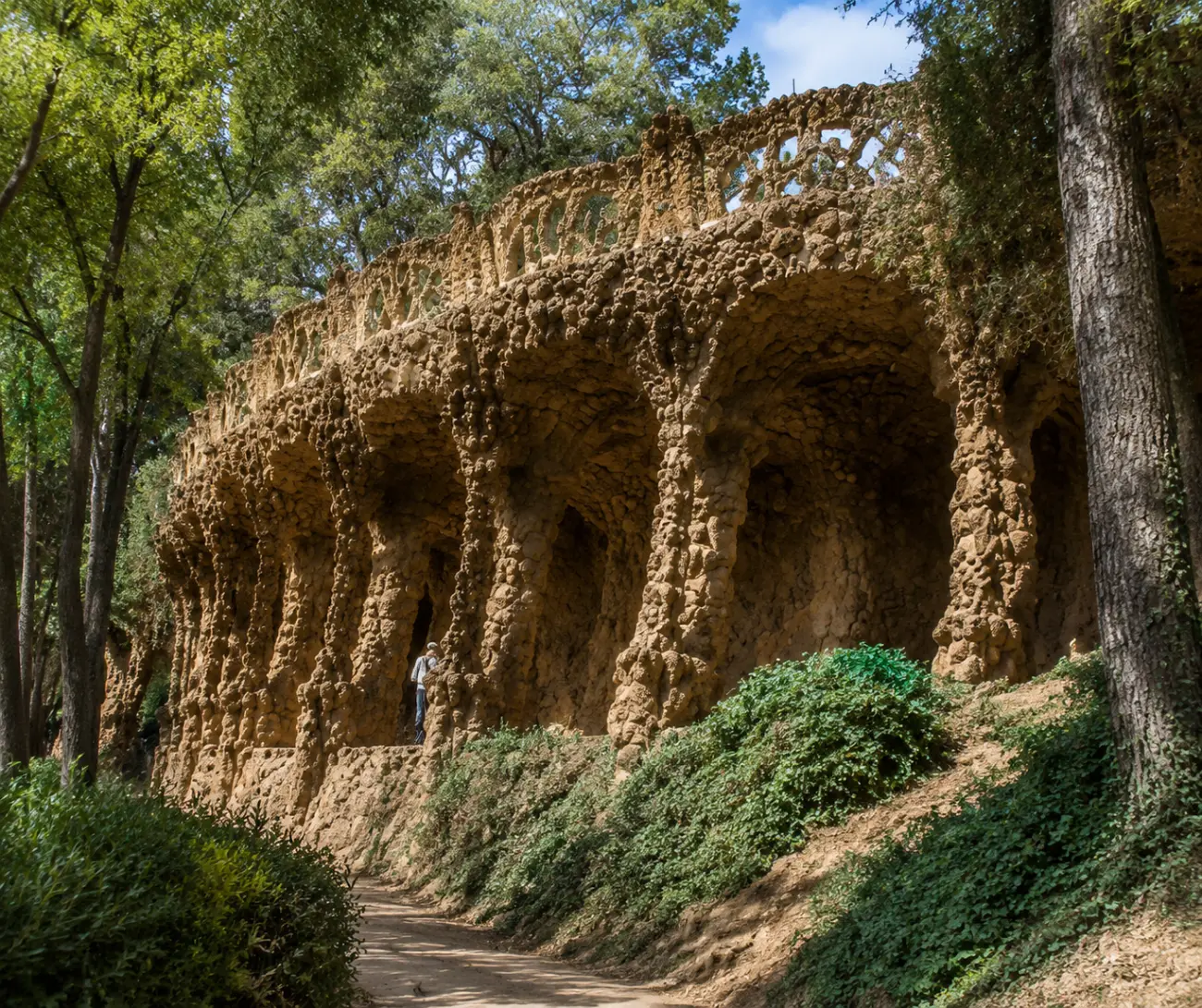 Park Güell’de doğal taştan örülmüş viyadük kemerleri ve yürüyüş yolu, Barselona