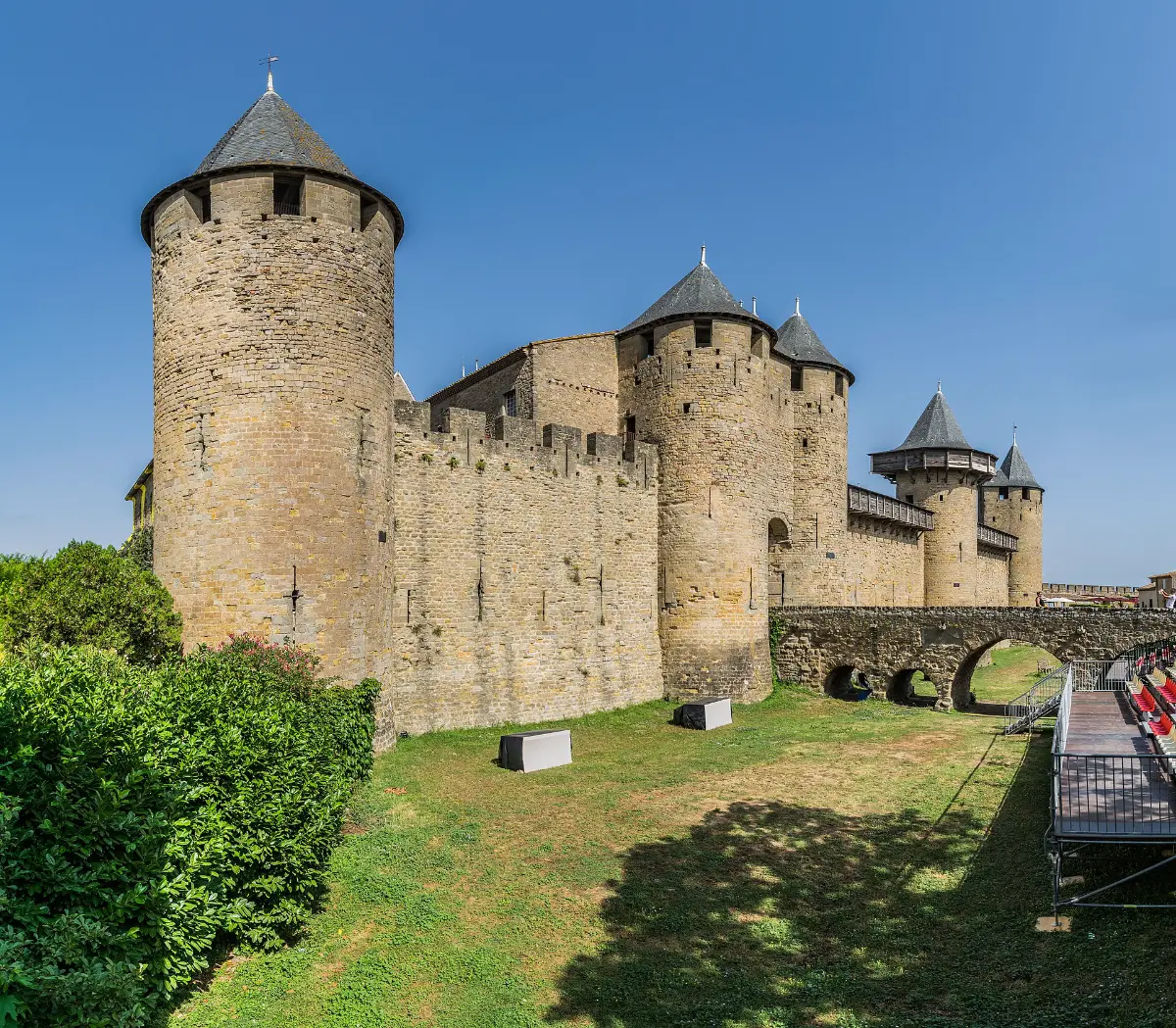 Château Comtal'in yuvarlak taş kuleleri ve savunma surları