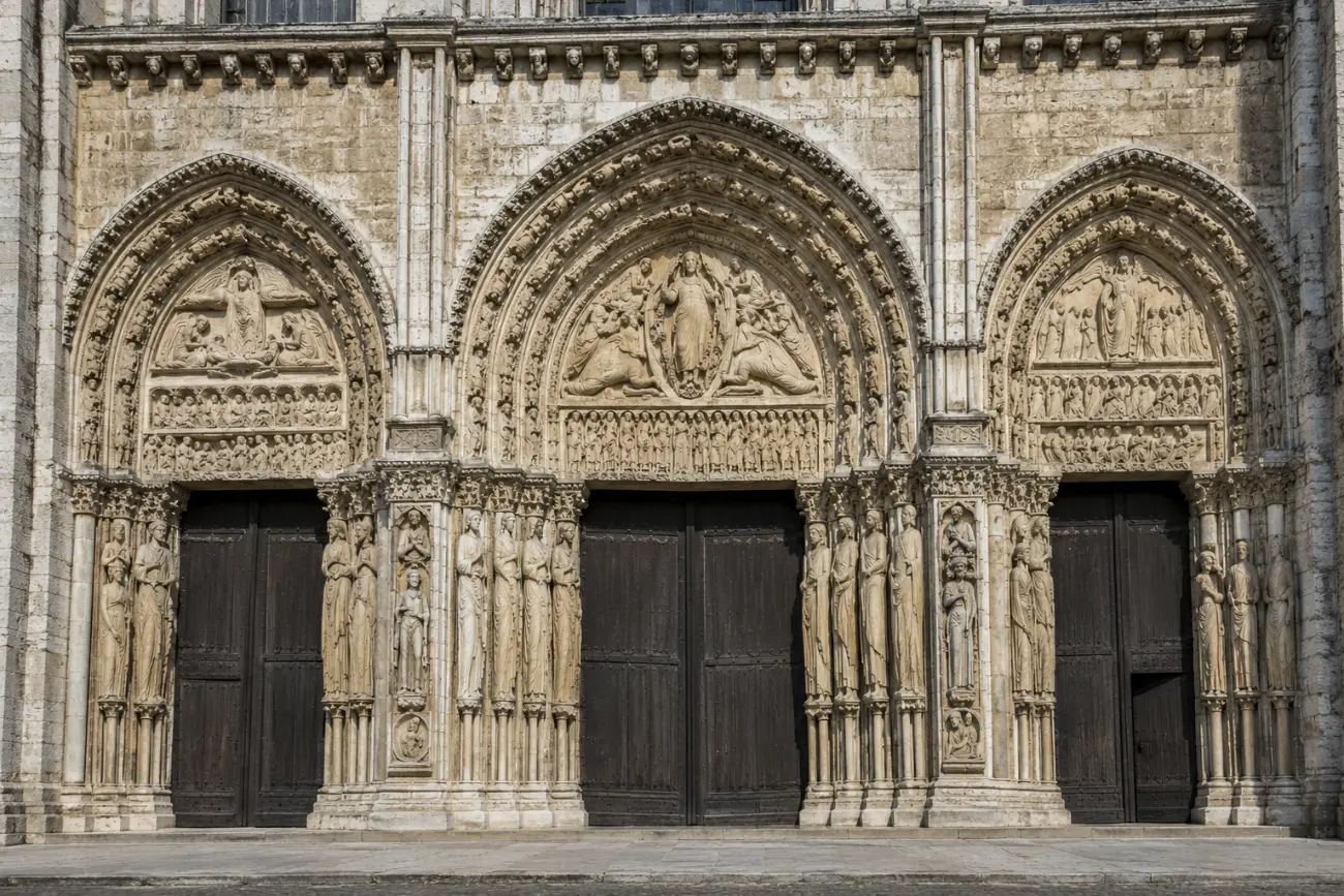 Chartres Katedrali Royal Portal (Kral Kapısı) üç kemerli girişi ve orta çağ heykelleri