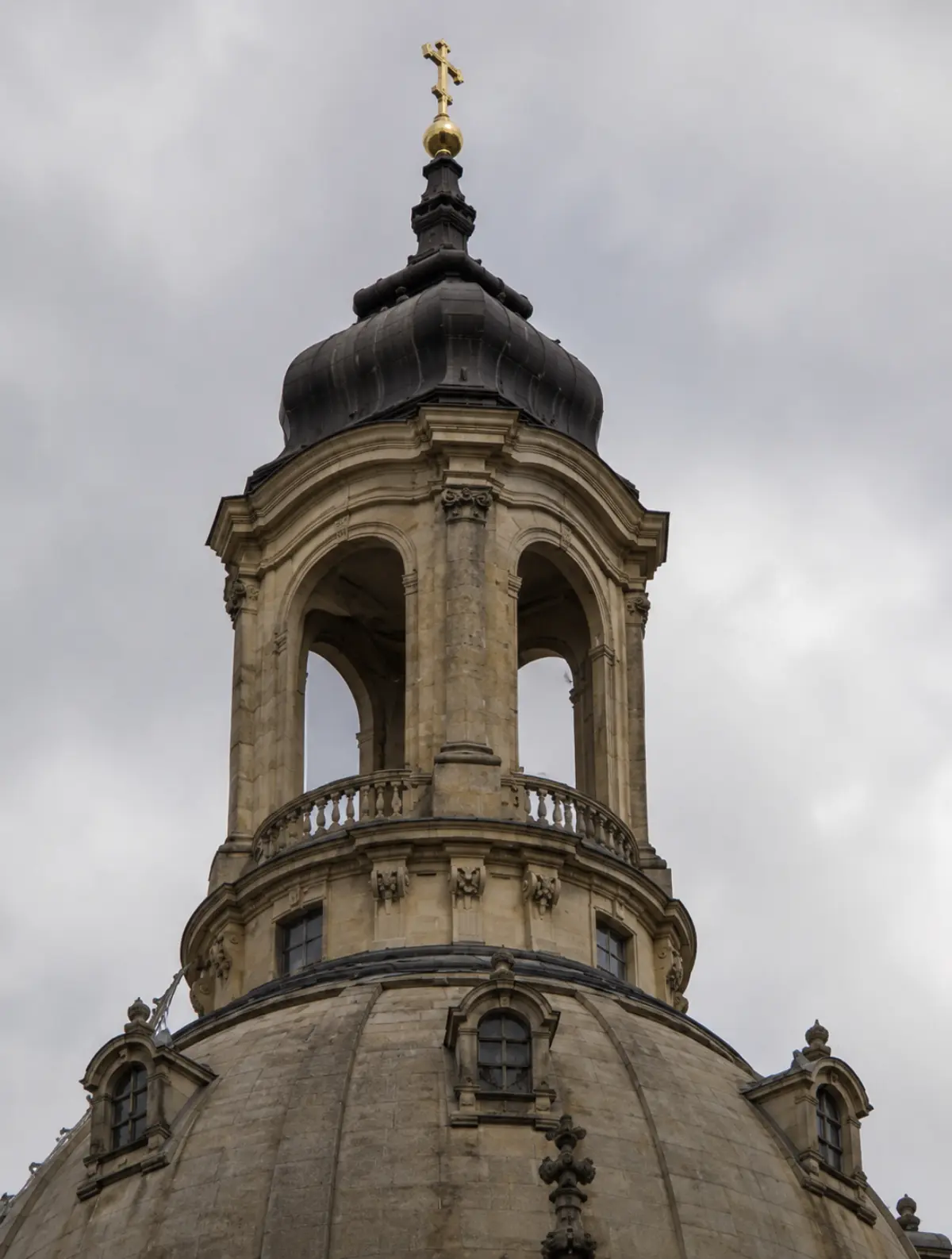 Frauenkirche kubbe dış görünüm çapraz haç