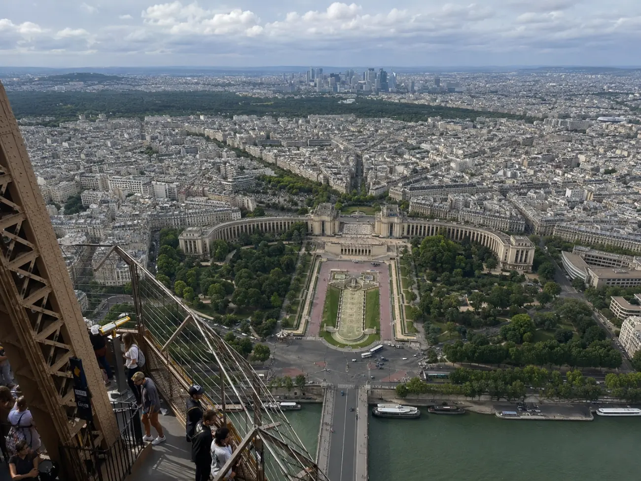 Eyfel Kulesi'nin üst katından Trocadéro, Palais de Chaillot ve Seine nehri manzarası