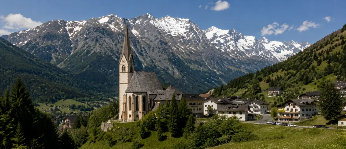 Heiligenblut köyü kilise karlı Alpler