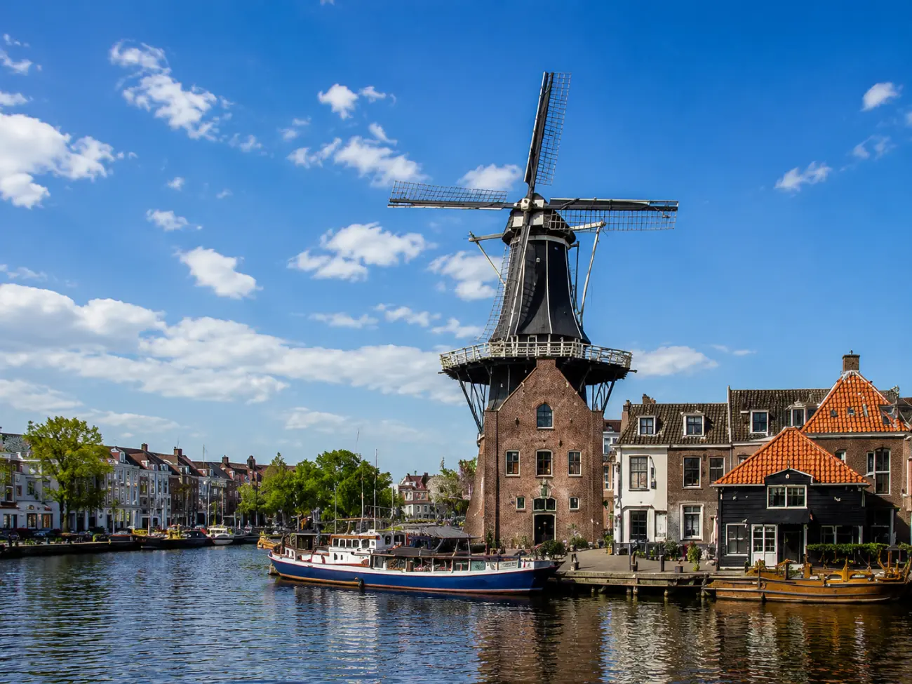 Molen De Adriaan, Spaarne nehri kıyısındaki beyaz-kırmızı yel değirmeni