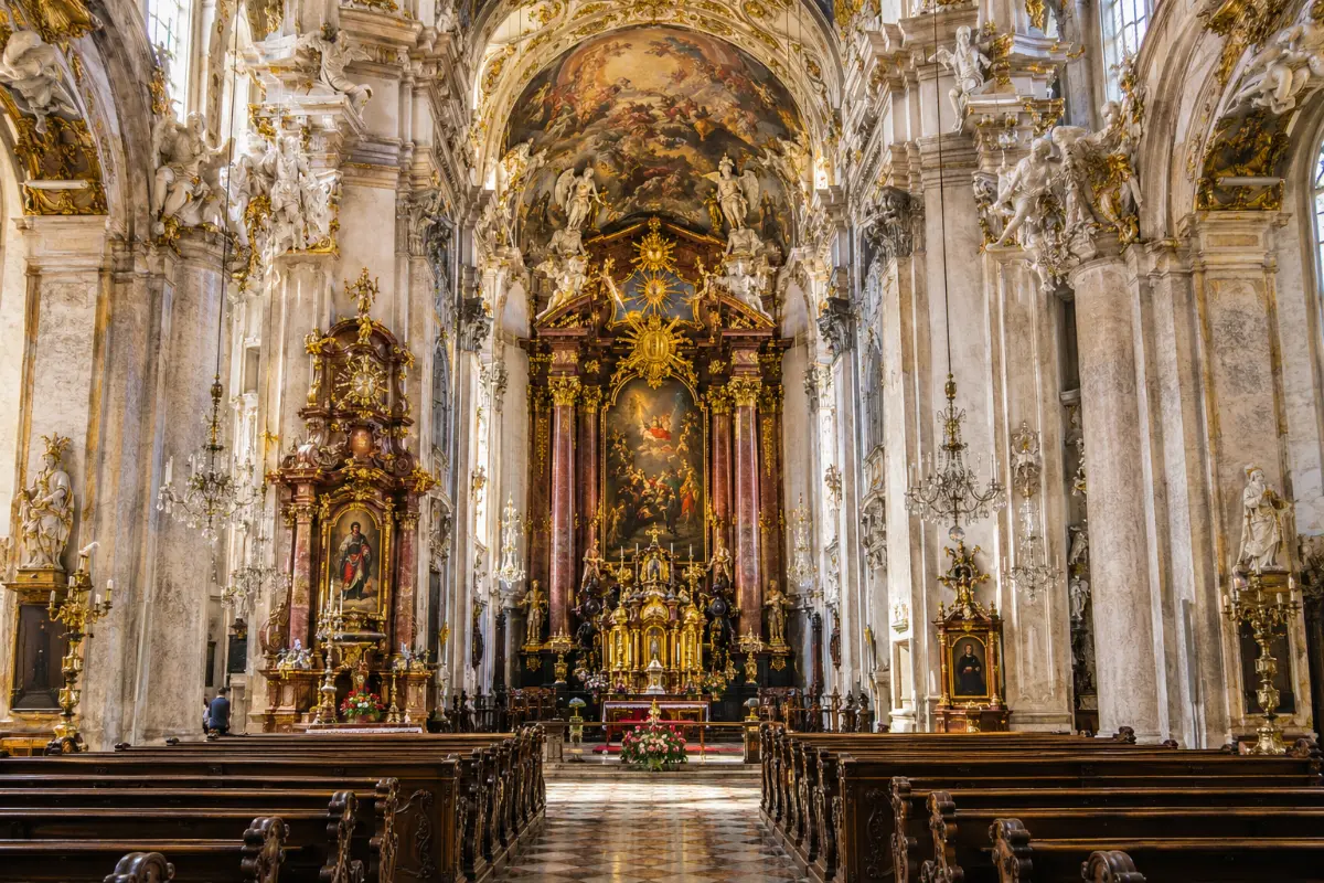 Innsbruck Katedrali Dom iç mekan barok