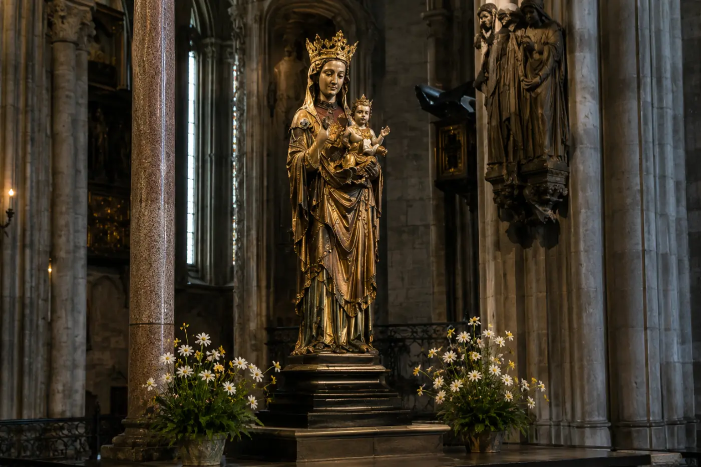 Mailänder Madonna: 13. yüzyıldan kalma taçlı Meryem ve çocuk İsa heykeli
