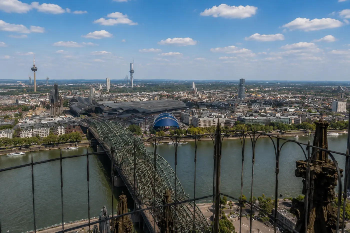 Kuleden Köln panoraması: Hohenzollern Köprüsü, Hauptbahnhof ve Ren Nehri