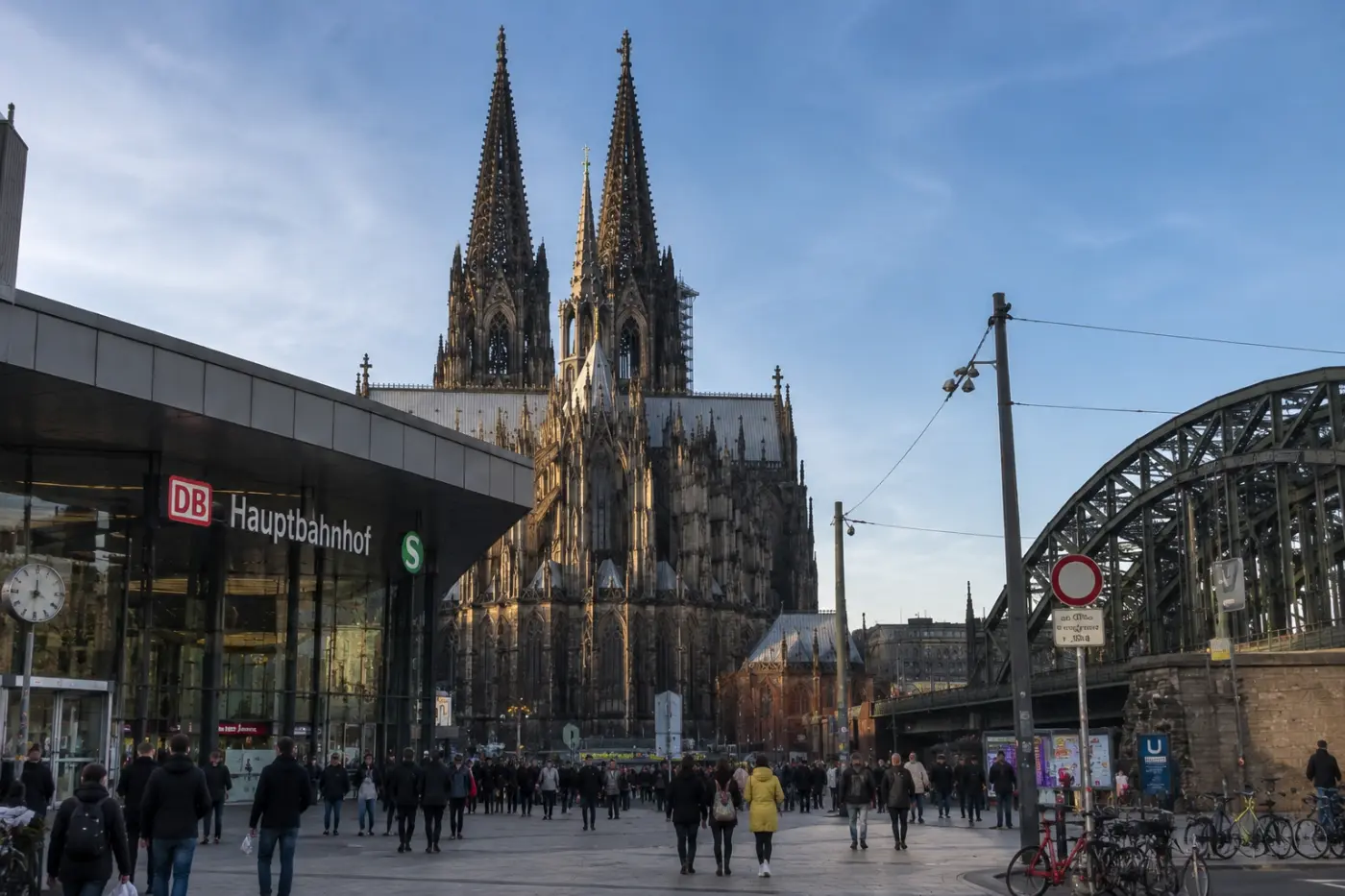 Köln Hauptbahnhof (tren garı) ve hemen yanındaki katedral, akşam saati