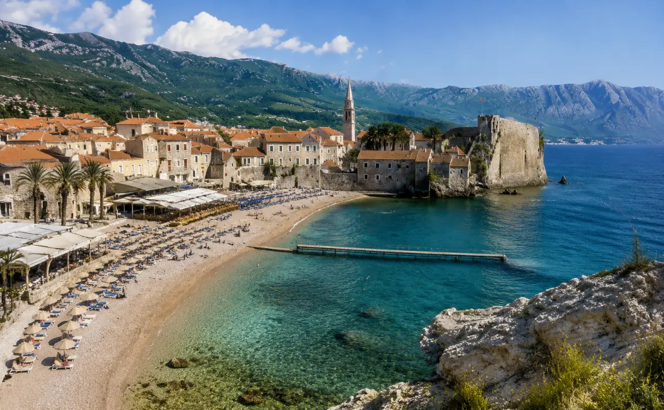 Budva Eski Şehri ve kalesi, önündeki plaj ve turkuaz koydan görünüm