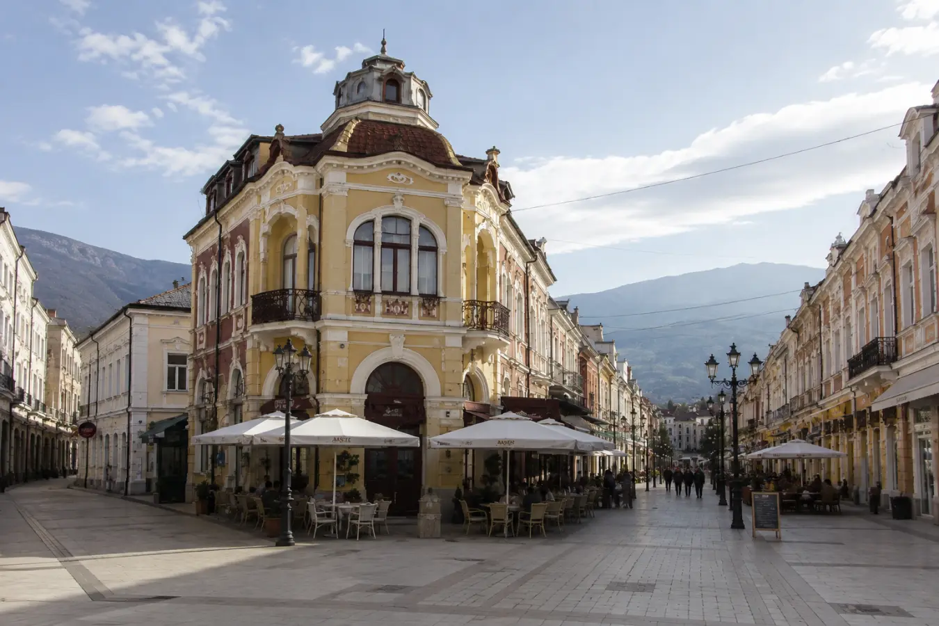 Bitola Şirok Sokak kafeleri ve neoklasik cepheler