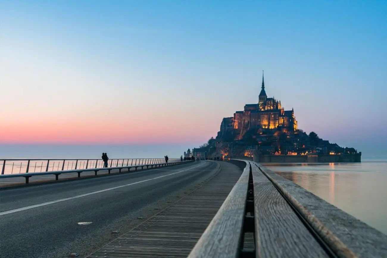 Mont Saint-Michel'e uzanan köprü, akşam ışığında