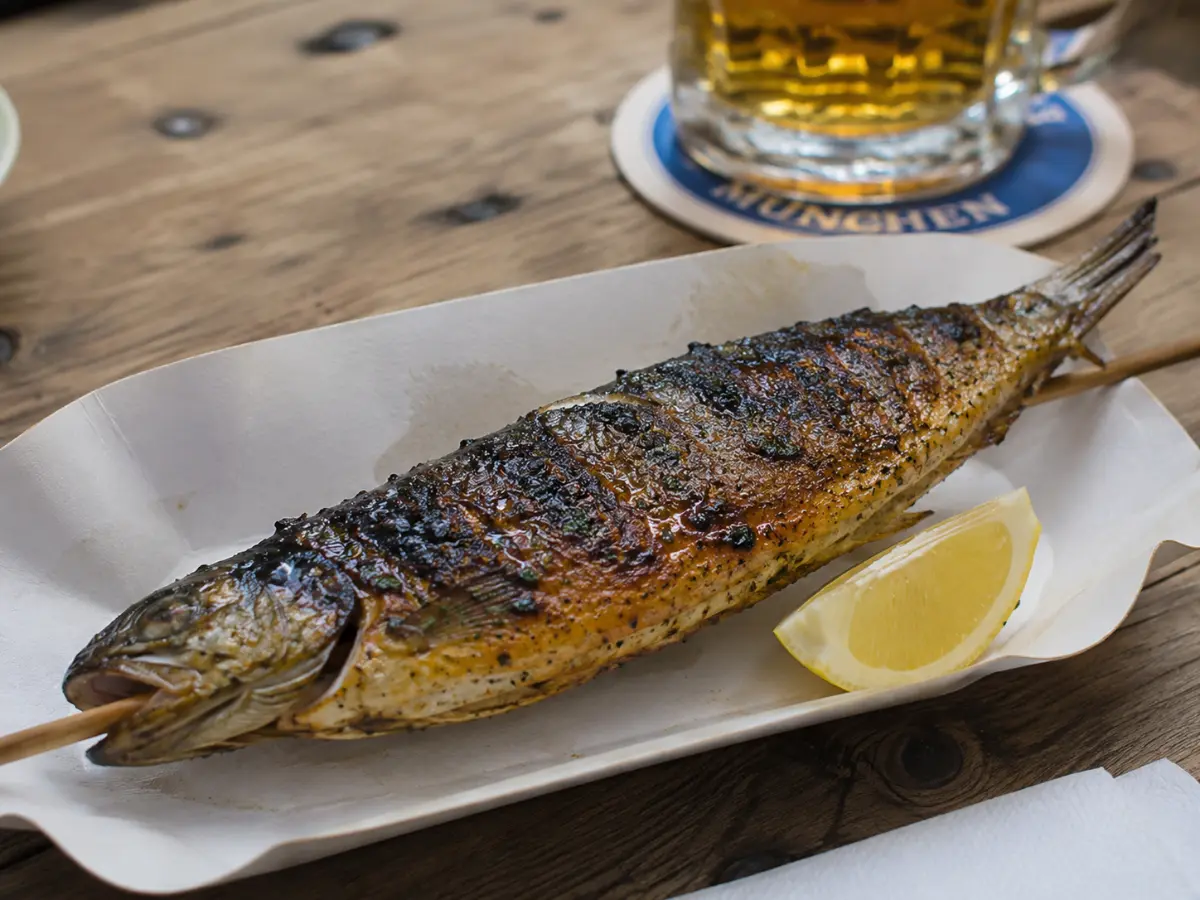 Steckerlfisch çubukta ızgara balık alabalık limon