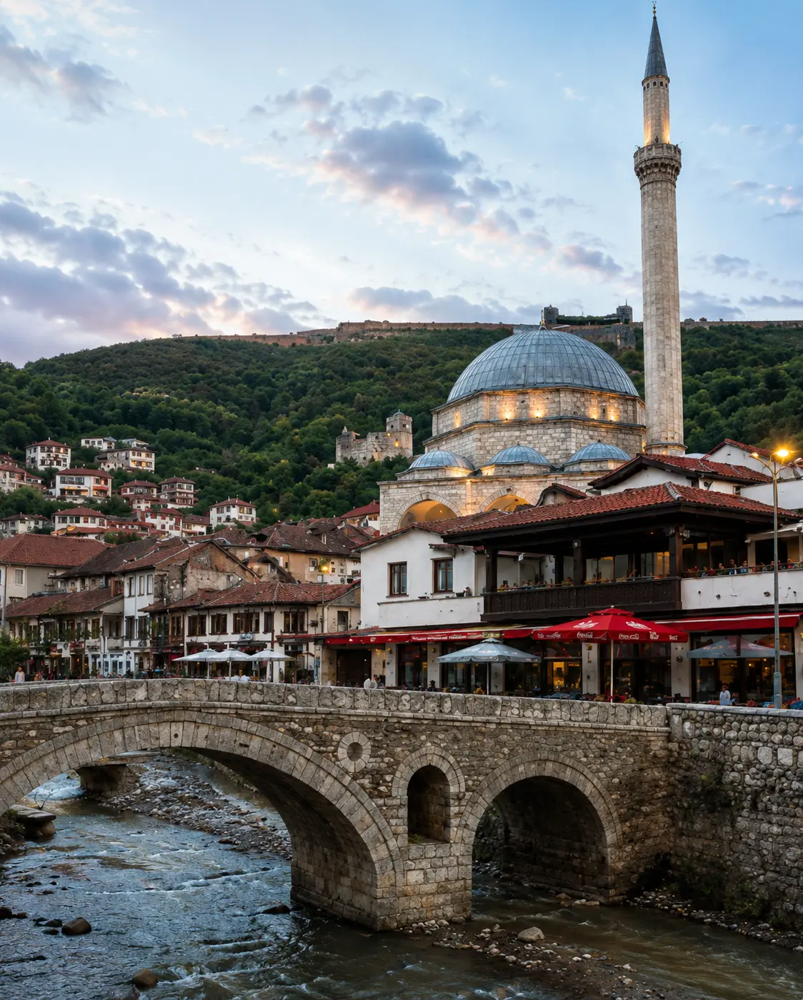 Prizren'de Sinan Paşa Camii ve tarihi Taş Köprü, arkada Prizren Kalesi
