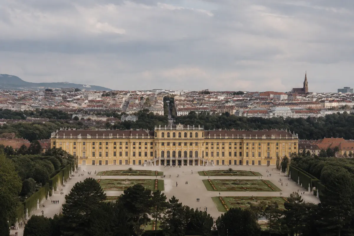Schönbrunn Sarayı Gezi Rehberi: Habsburg'ların Yazlık Versailles'ı
