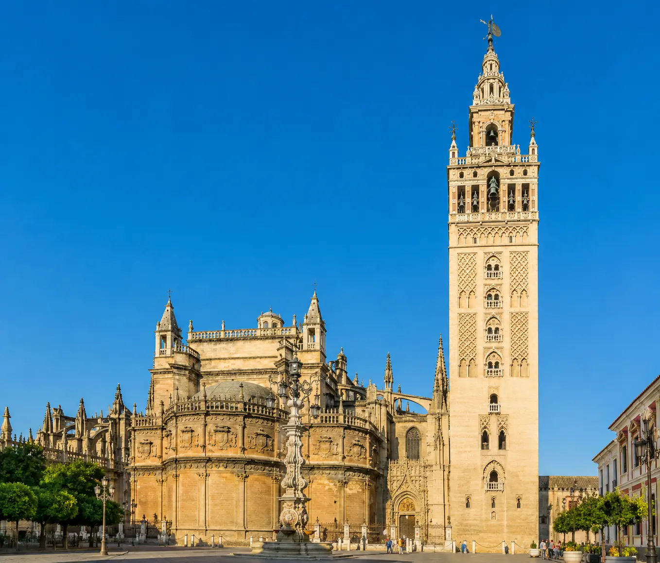 Sevilla Katedrali ve Giralda Kulesi Gezi Rehberi