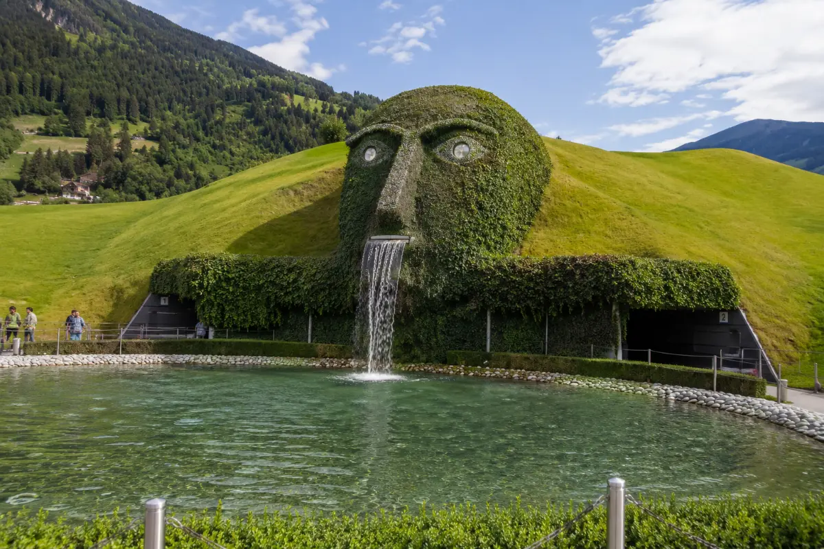 Swarovski Dev Baş yakın çekim
