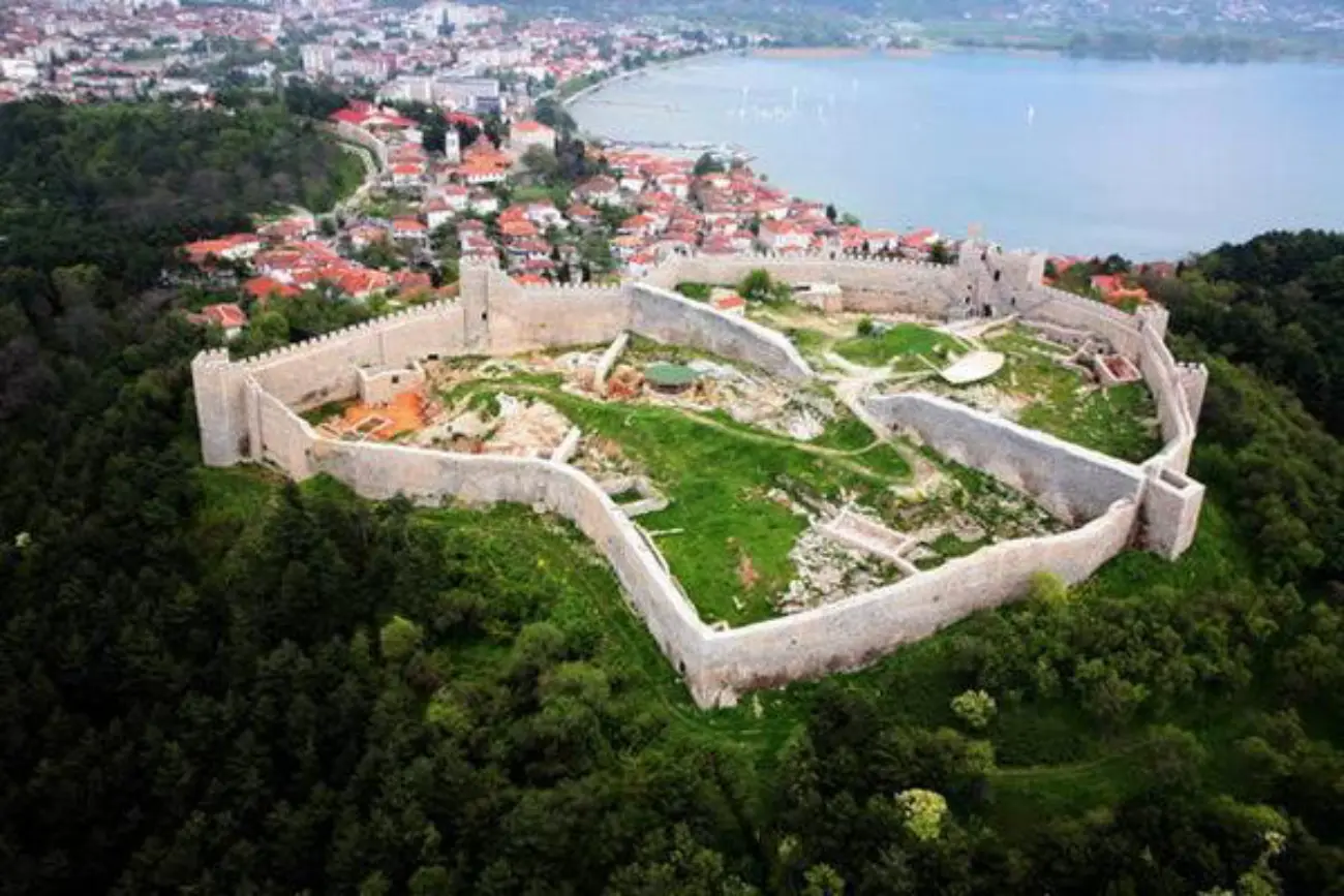 Samuil Kalesi: Ohrid şehri ve gölü üzerindeki ortaçağ kalesi, kuş bakışı